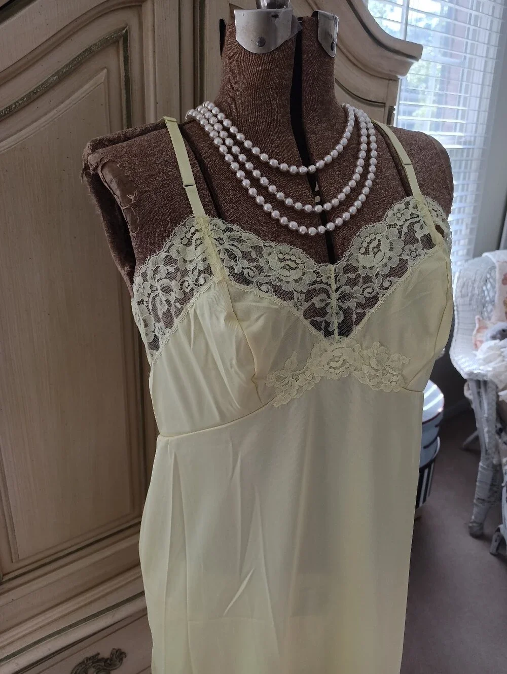 VINTAGE, UNWORN " VAN RAALTE" BUTTER YELLOW ALL NYLON SLIP! SZ 36 - Picture 4 of 15